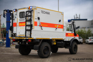 Der GW-Tech der DLRG o.g. Cuxhaven zusehen ist das Fahrzeug von Hinten