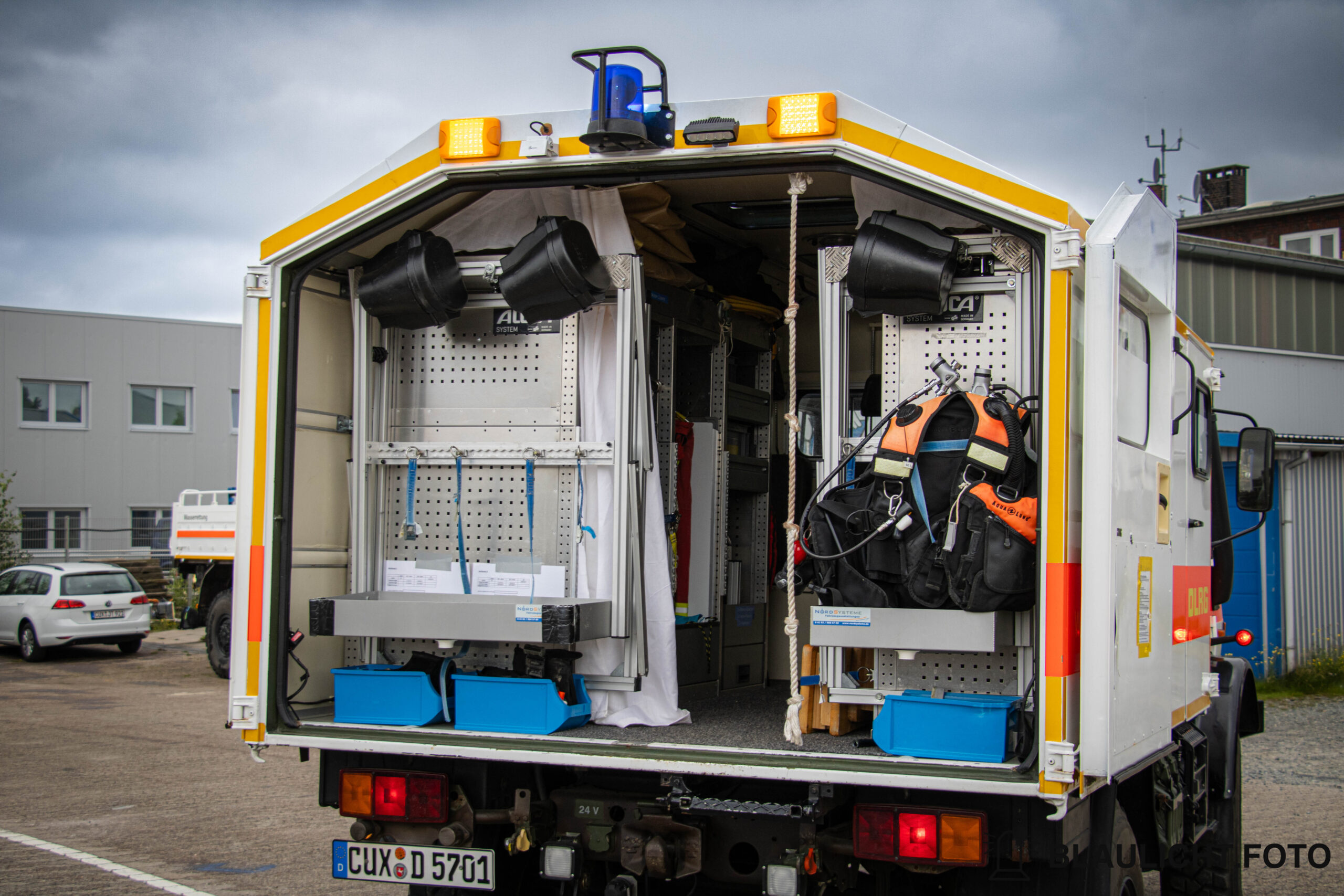 Der GW-Tauchen der DLRG o.g. Cuxhaven zusehen ist das Fahrzeug von Innen