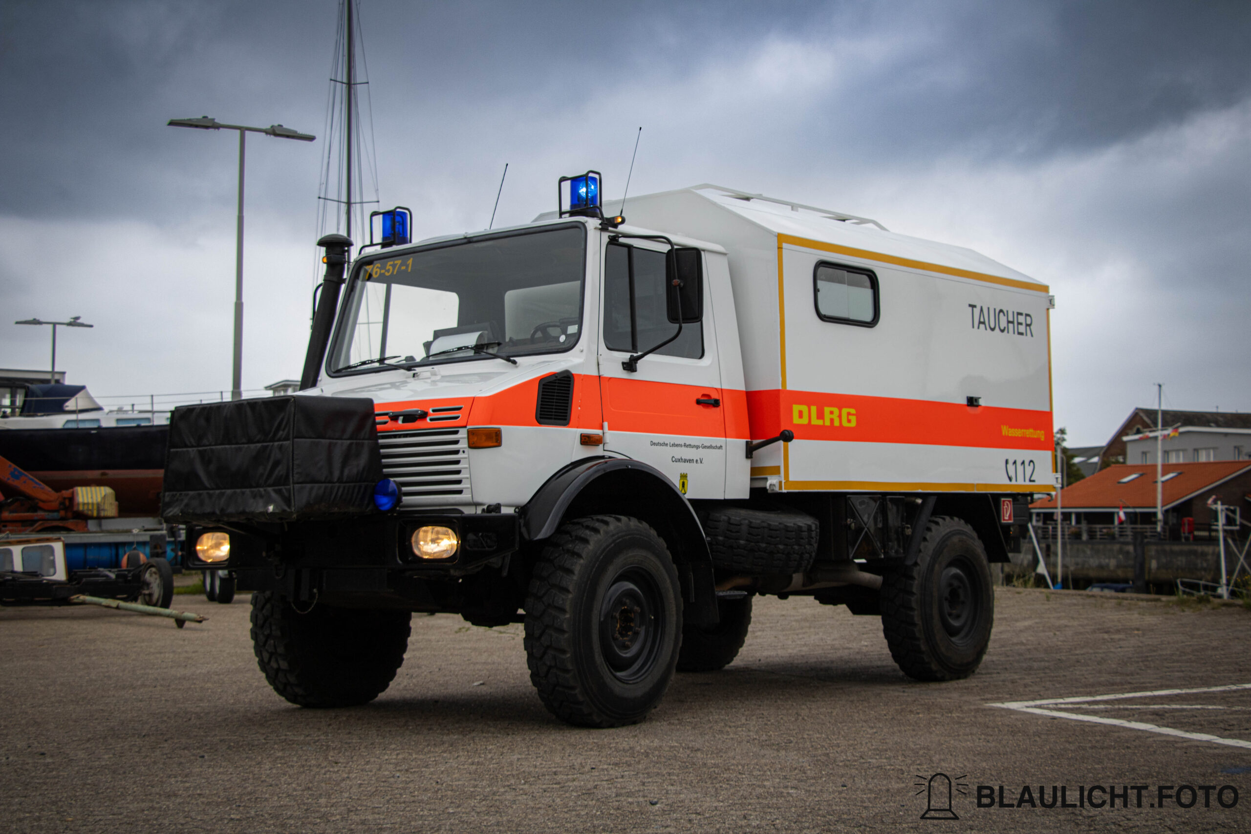 Der GW-Tauchen der DLRG o.g. Cuxhaven zusehen ist das Fahrzeug von Vorne