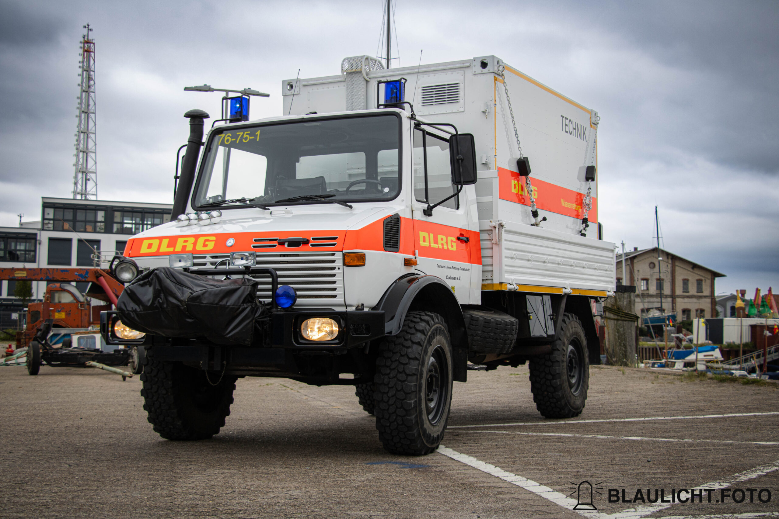 Der GW-Tech der DLRG o.g. Cuxhaven zusehen ist das Fahrzeug von Vorne