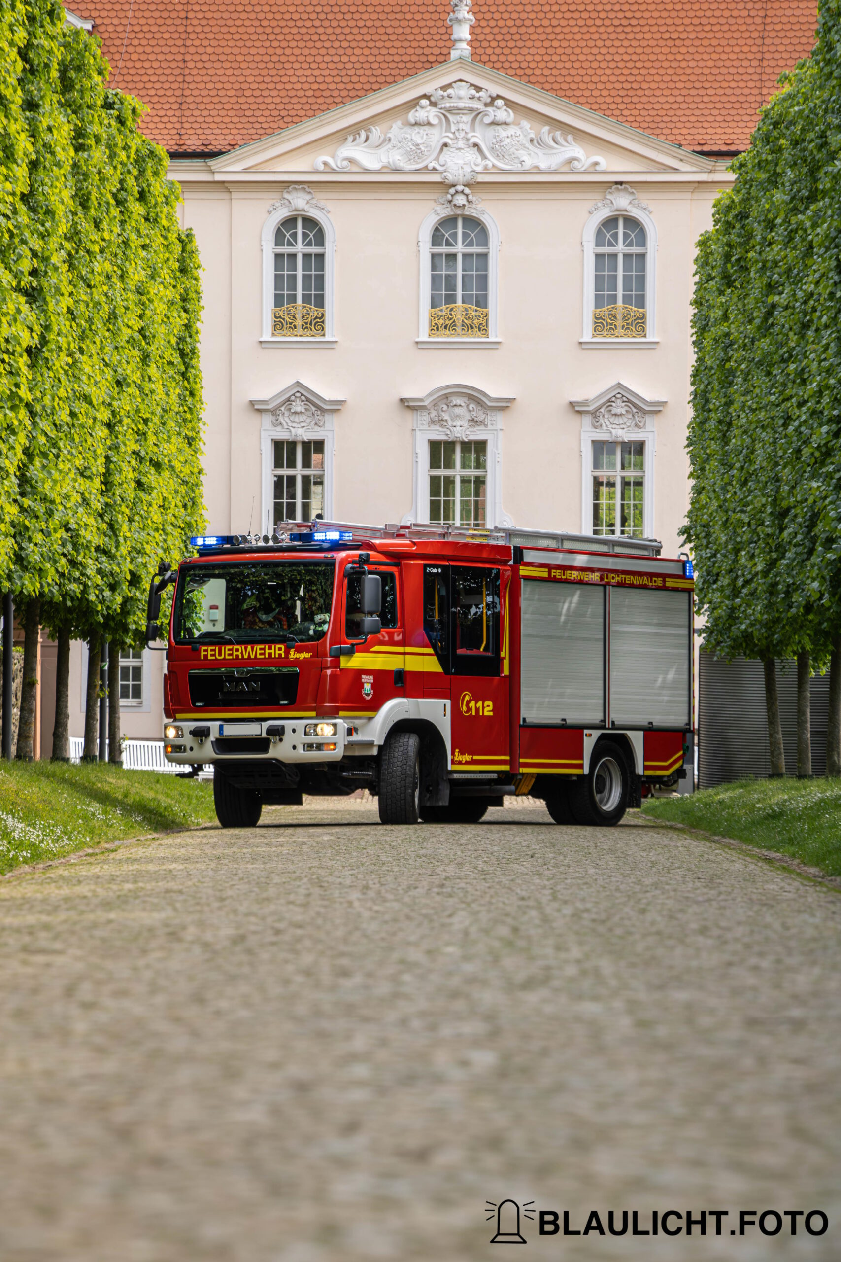 Das HLF der FF Lichtenwalde von Vorne vor dem Schloss