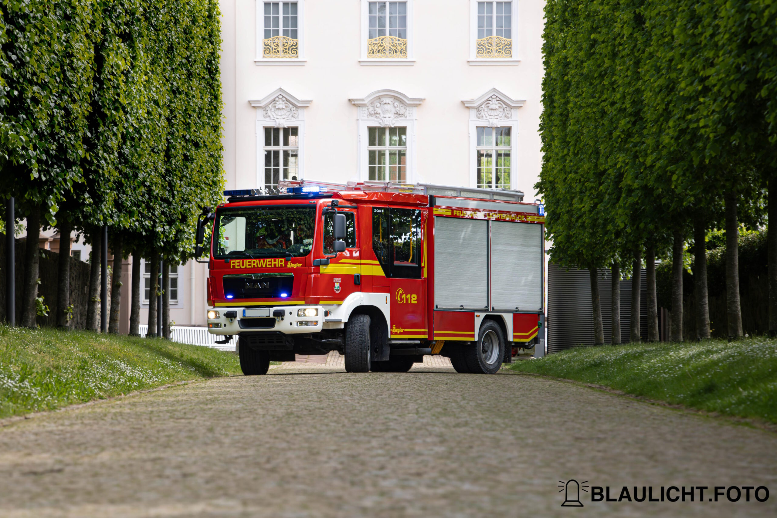 Das HLF der FF Lichtenwalde von Vorne vor dem Schloss