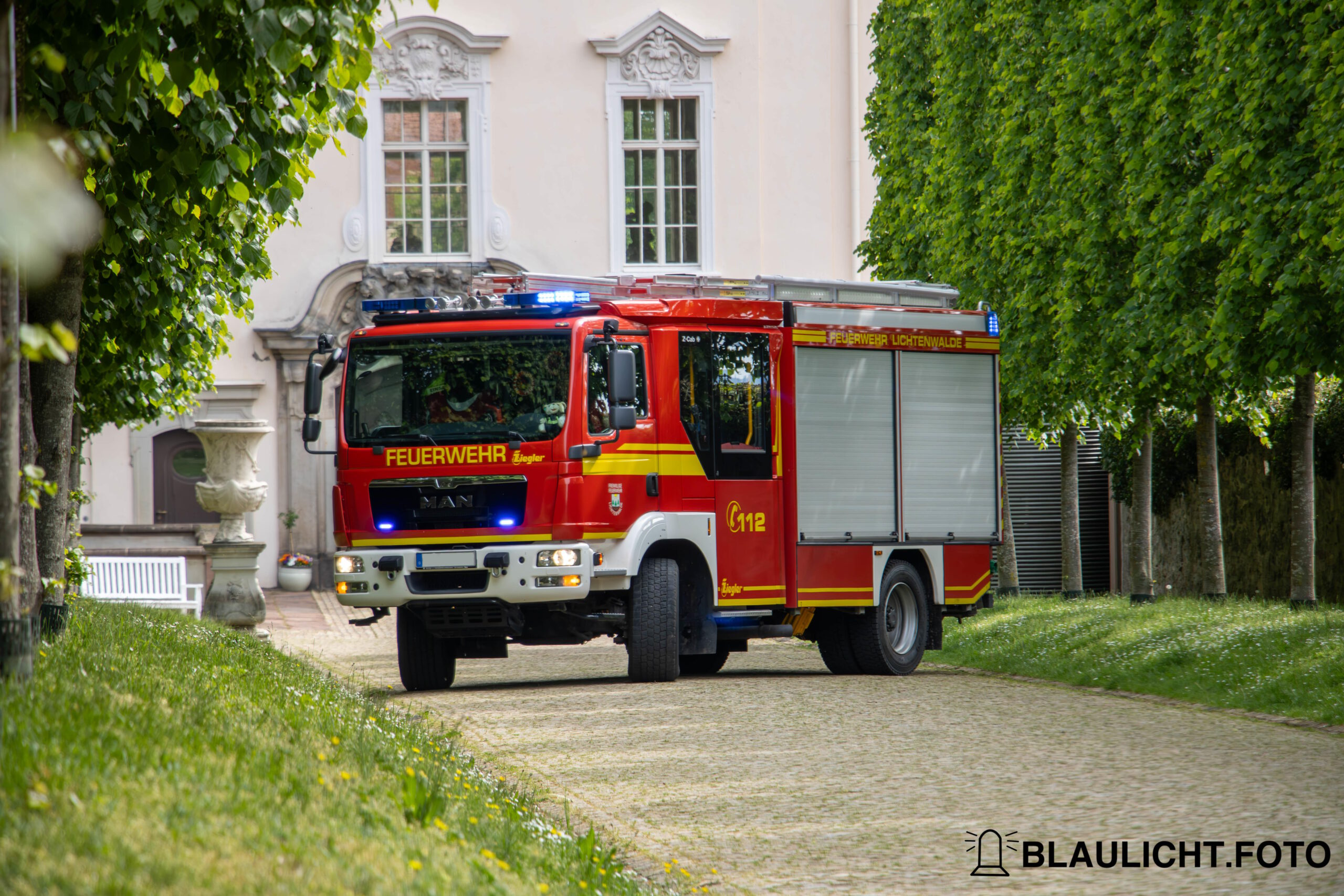 Das HLF der FF Lichtenwalde von Vorne vor dem Schloss