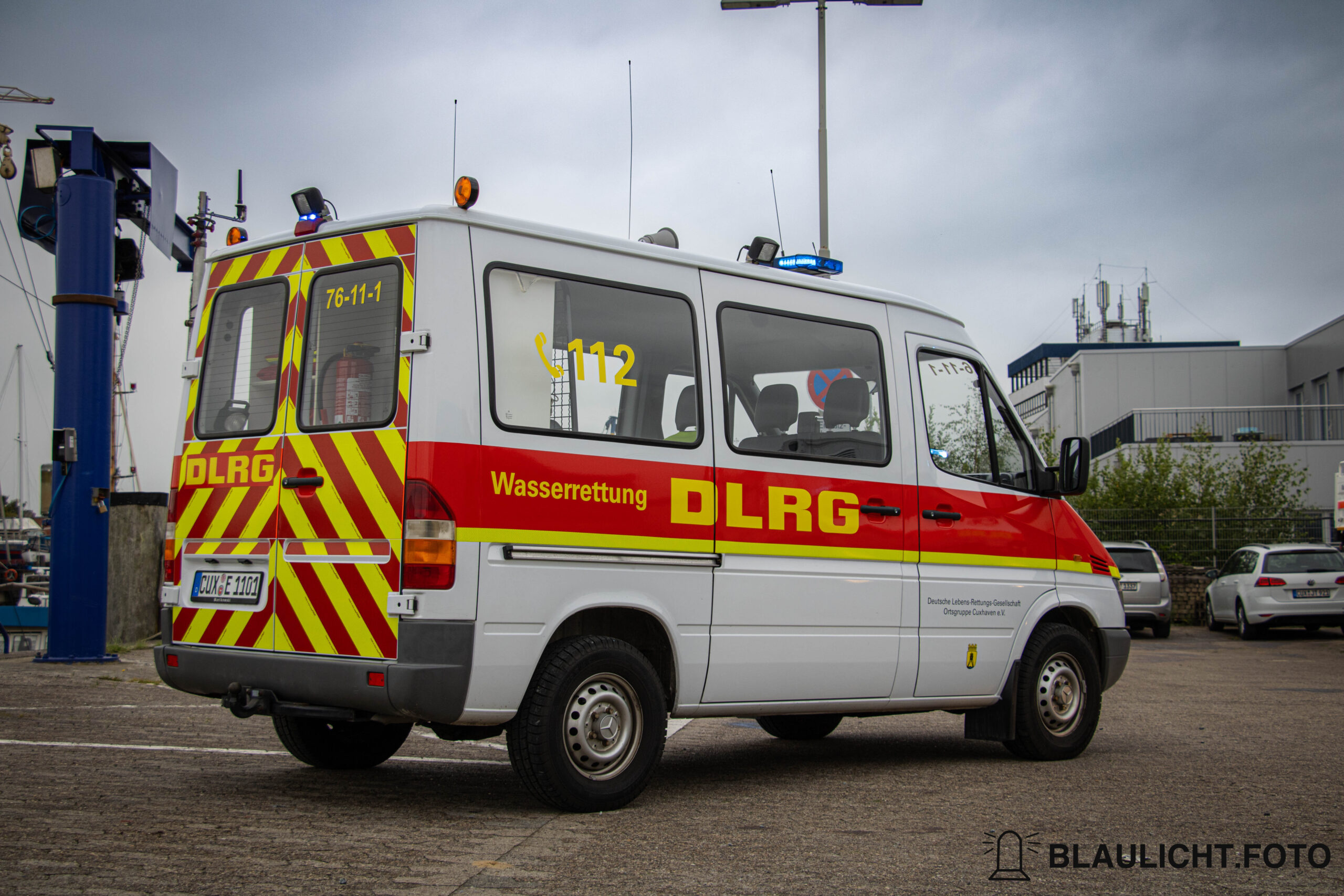 Der ELW der DLRG o.g. Cuxhaven zusehen ist das Fahrzeug von Hinten