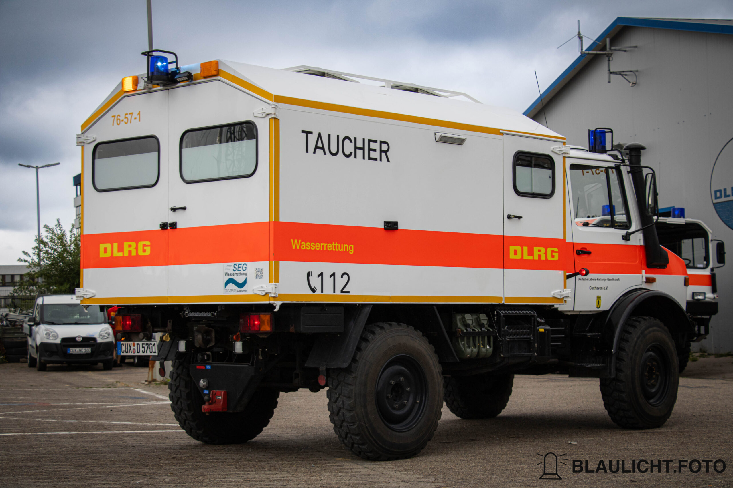 Der GW-Tauchen der DLRG o.g. Cuxhaven zusehen ist das Fahrzeug von Hinten