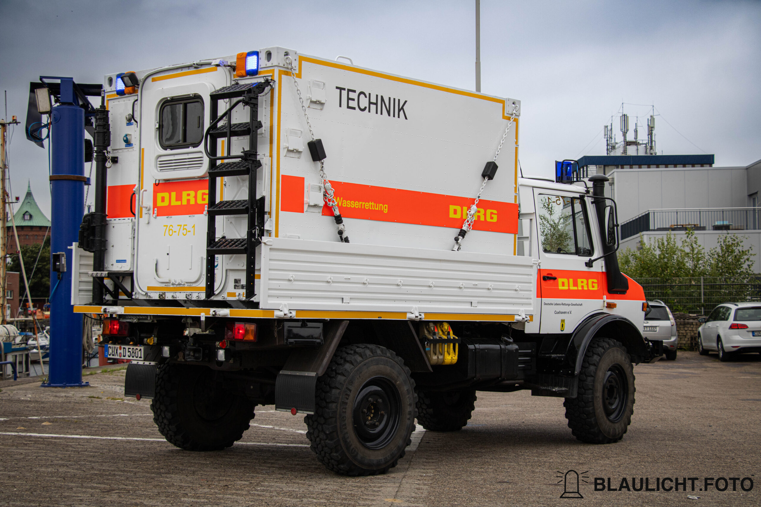 Der GW-Tech der DLRG o.g. Cuxhaven zusehen ist das Fahrzeug von Hinten