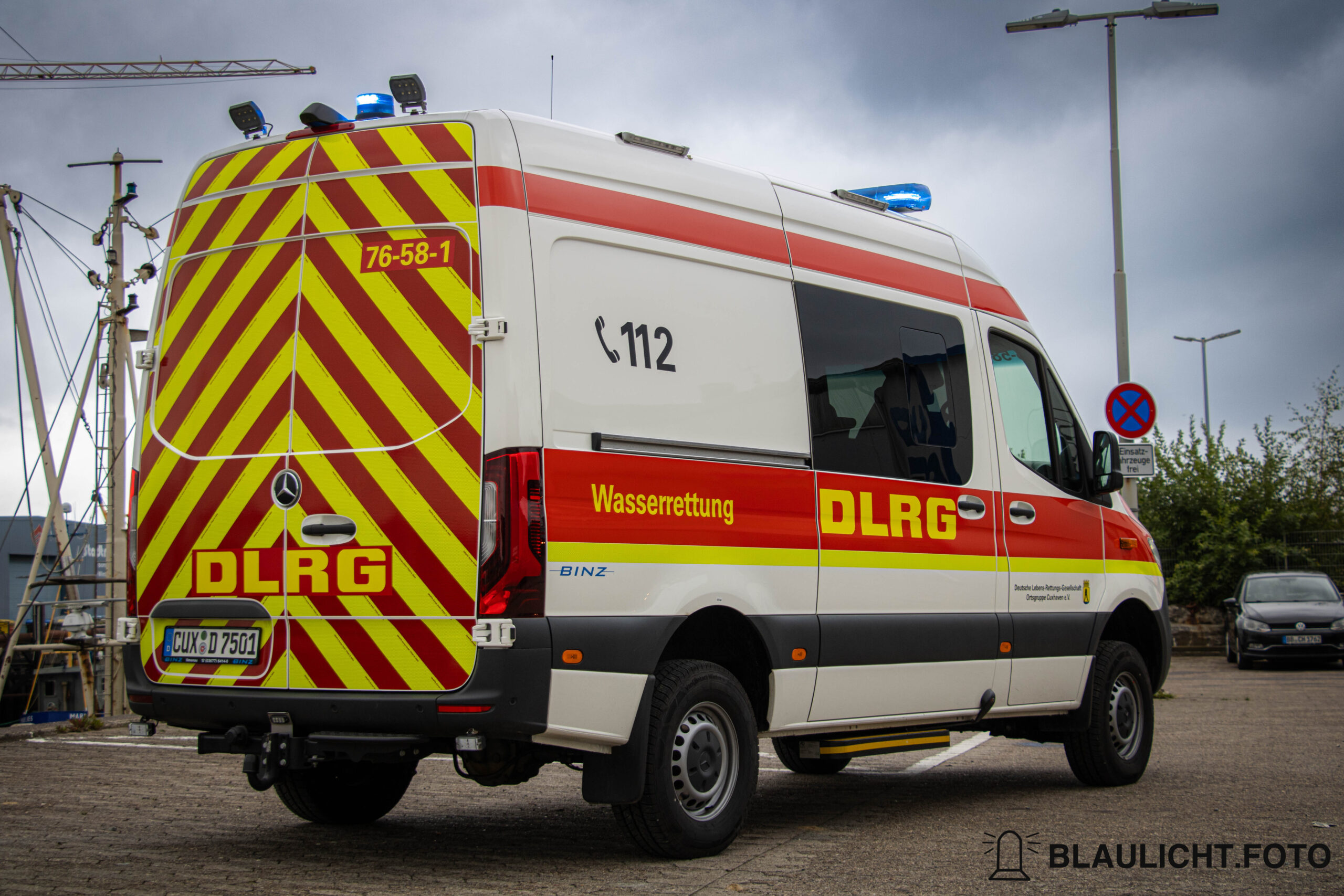 Der GW-Wasser der DLRG o.g. Cuxhaven zusehen ist das Fahrzeug von Hinten