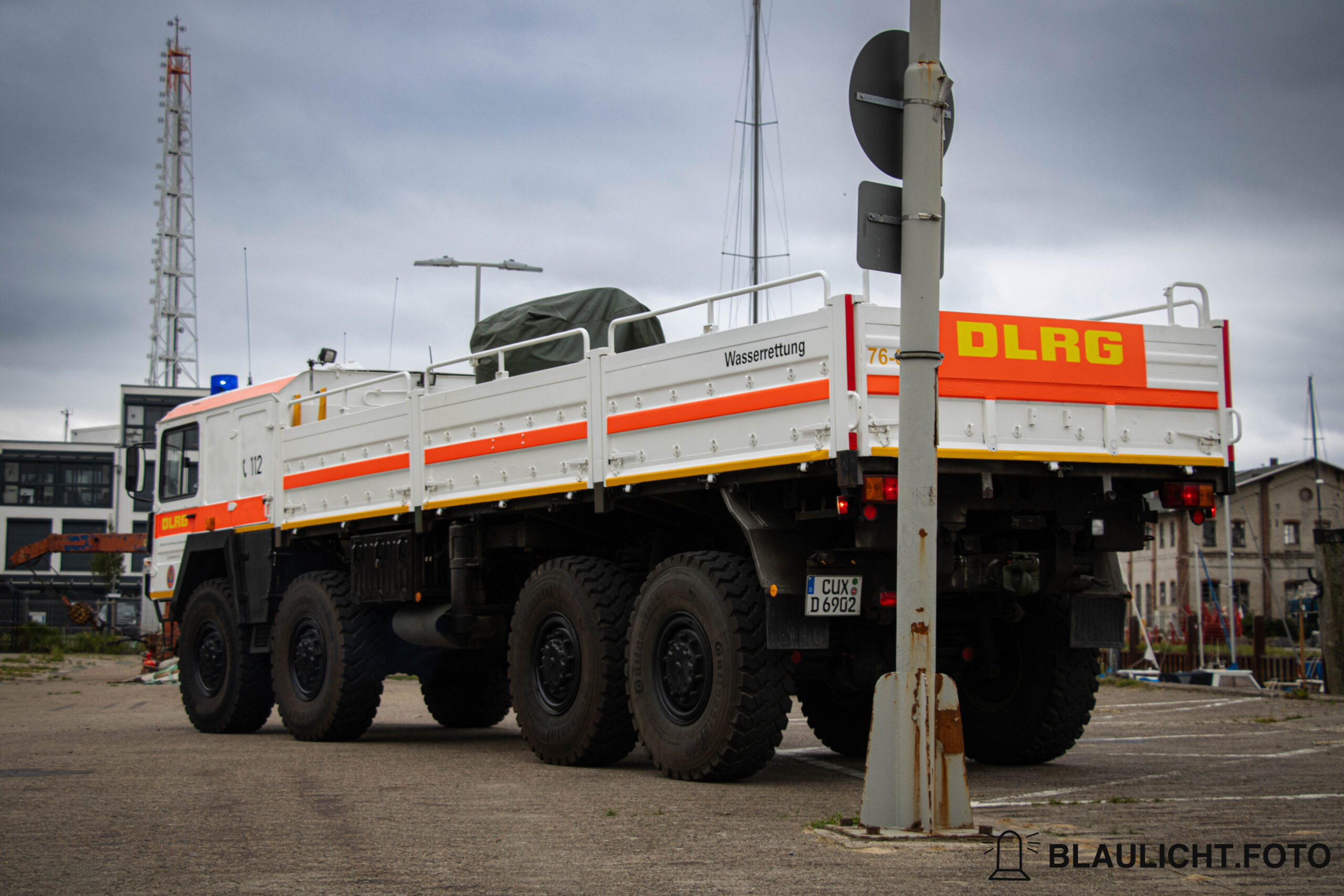 Der GW der DLRG o.g. Cuxhaven zusehen ist das Fahrzeug von Hinten