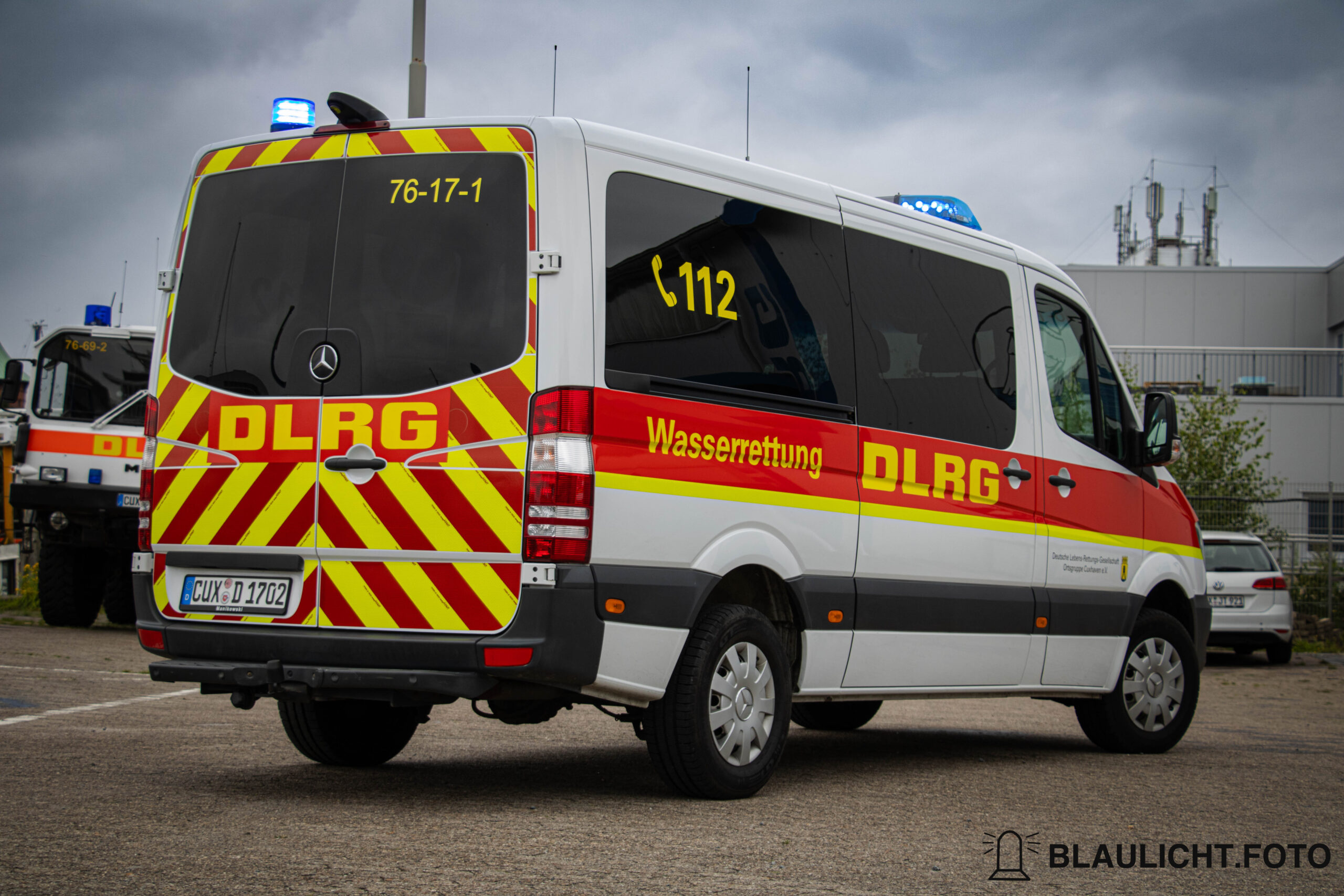 Der Mannschaftstransportwagen der DLRG o.g. Cuxhaven von Hinten